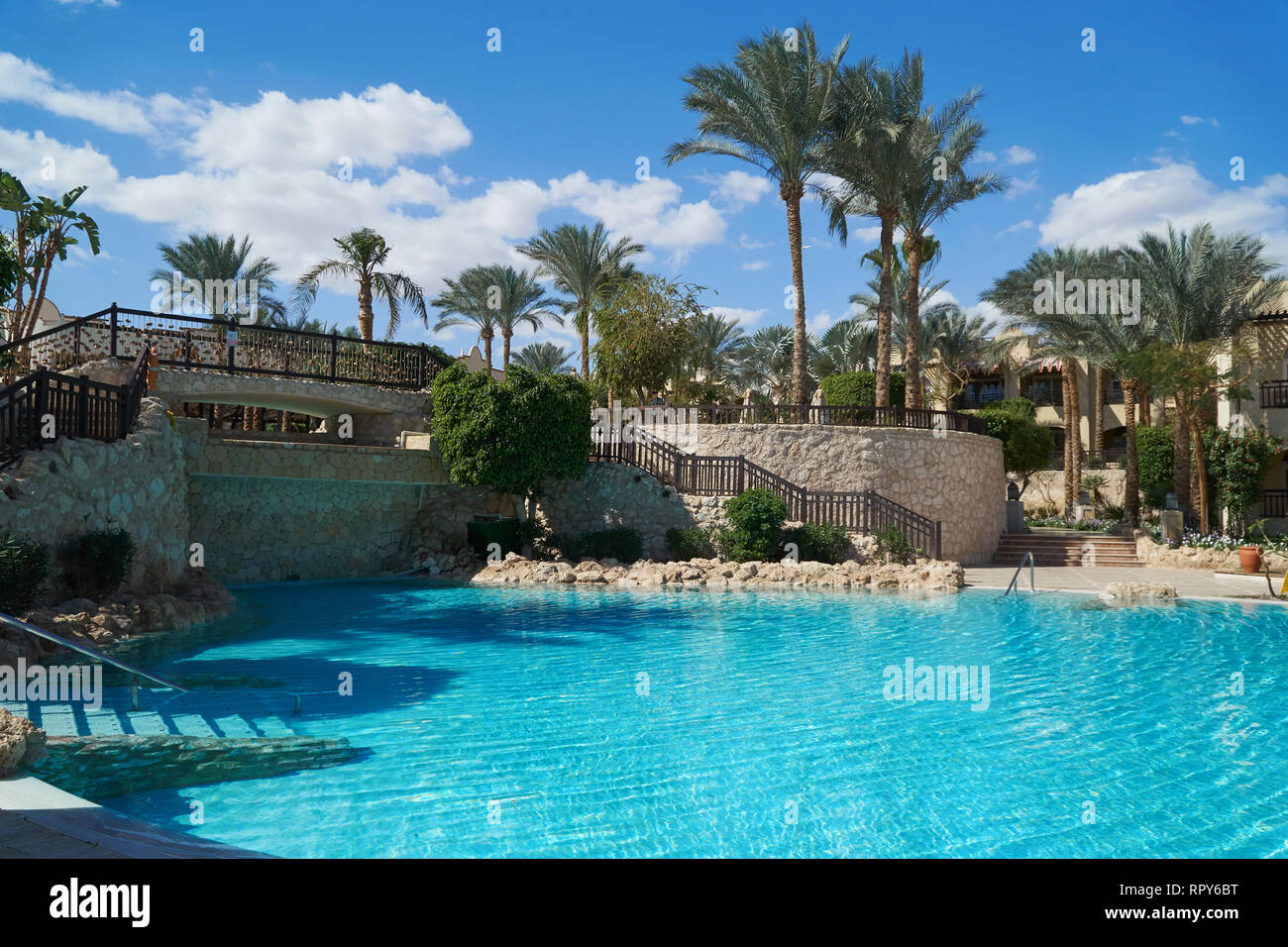 Sharm El Sheikh, Egitto - Febbraio 9, 2019: a cinque stelle Il Grand Hotel con palme e piscina in estate Foto Stock
