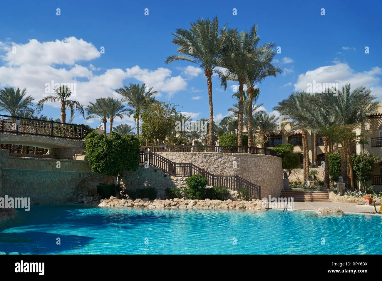 Sharm El Sheikh, Egitto - Febbraio 9, 2019: a cinque stelle Il Grand Hotel con palme e piscina in estate Foto Stock