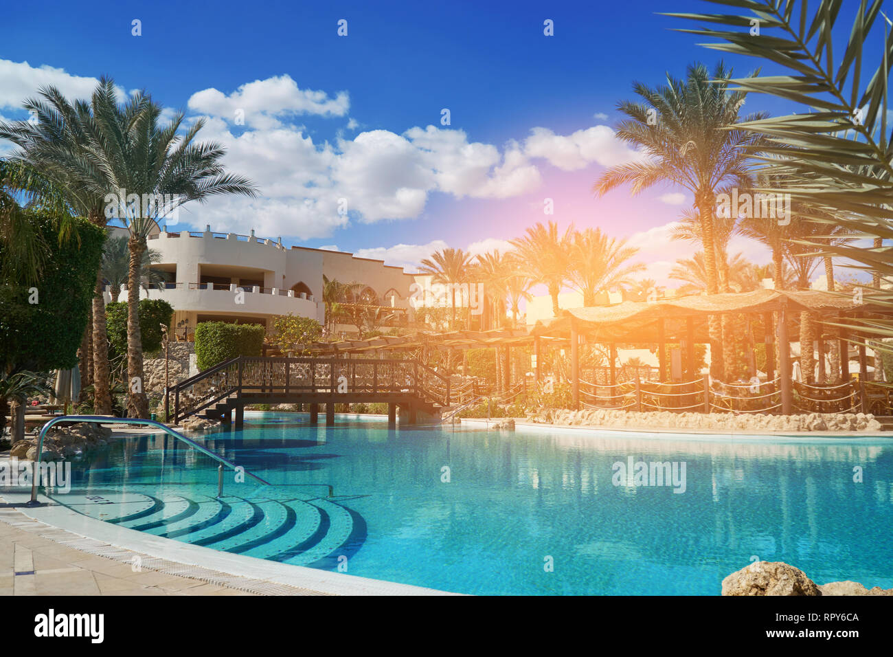 Sharm El Sheikh, Egitto - Febbraio 9, 2019: a cinque stelle Il Grand Hotel con palme e piscina in estate Foto Stock