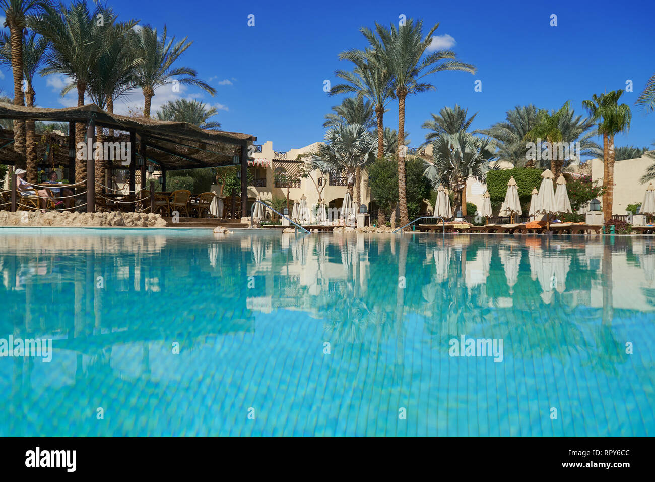 Sharm El Sheikh, Egitto - Febbraio 9, 2019: a cinque stelle Il Grand Hotel con palme e piscina in estate Foto Stock
