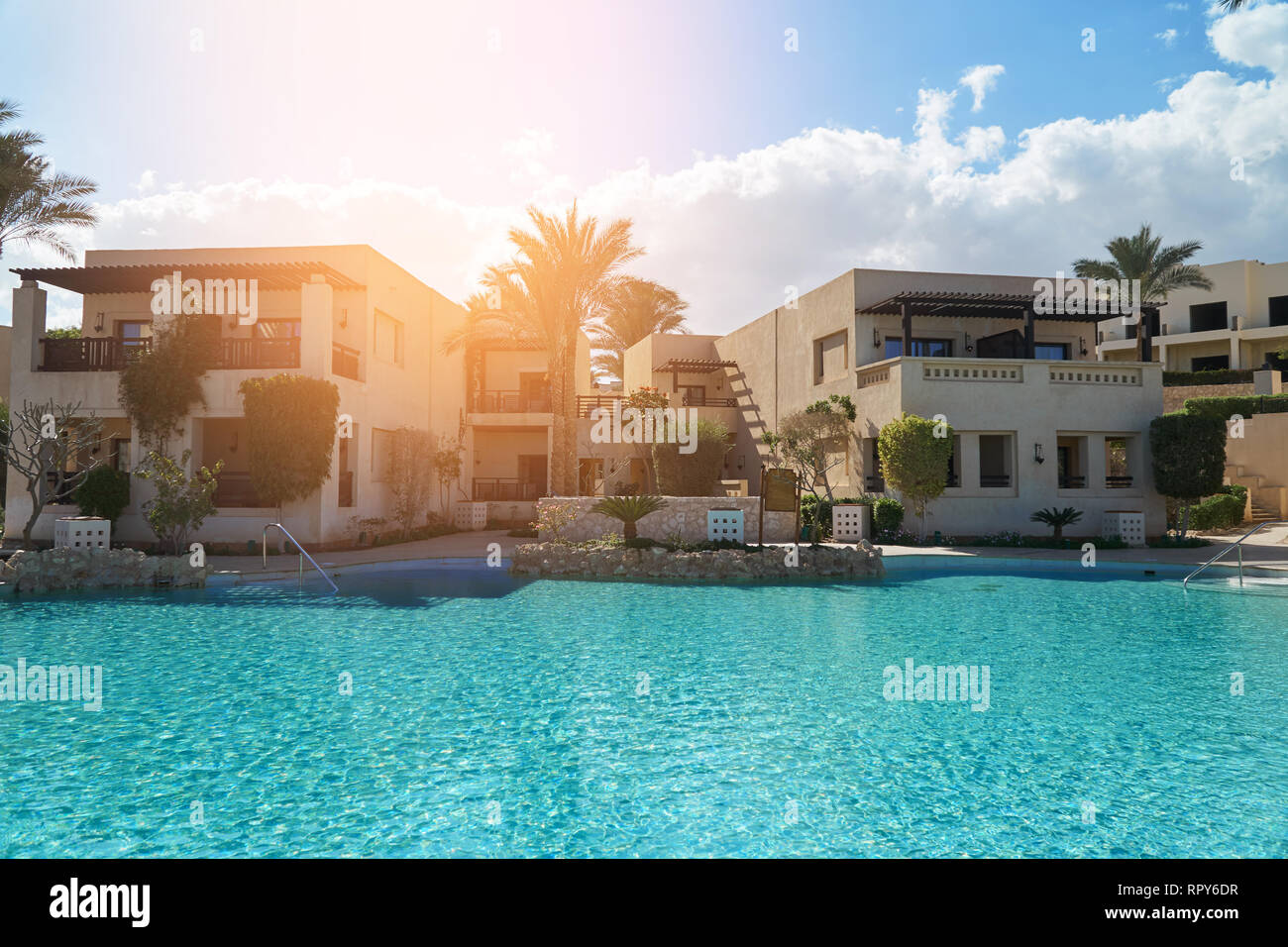 Sharm El Sheikh, Egitto - Febbraio 9, 2019: a cinque stelle Il Grand Hotel con palme e piscina in estate Foto Stock