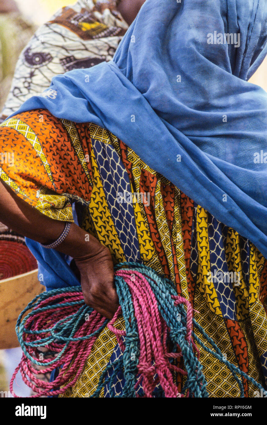 Donna con la corda nel mercato Baleyara. Niger. Foto Stock