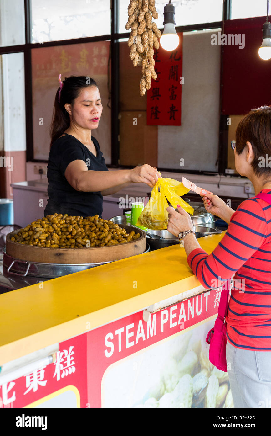 Arachidi cotti al vapore per la vendita in strada di fine corsa a riposo Stand di ristoro, autostrada AH2, Malaysia. Foto Stock