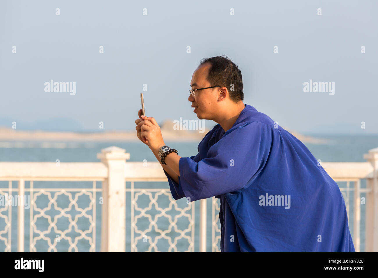 La realizzazione di un telefono cellulare foto, Malacca Straits moschea, Melaka, Malaysia. Foto Stock