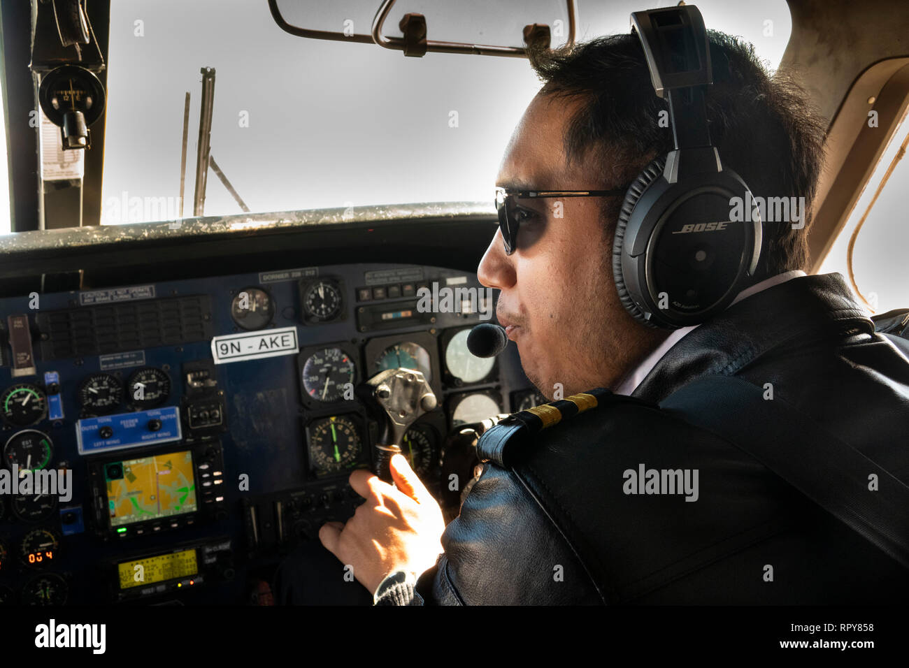 Il Nepal, aviazione, pilota della nazionale di Dornier 228 aeromobili su Tara aria volo interno a Lukla Foto Stock
