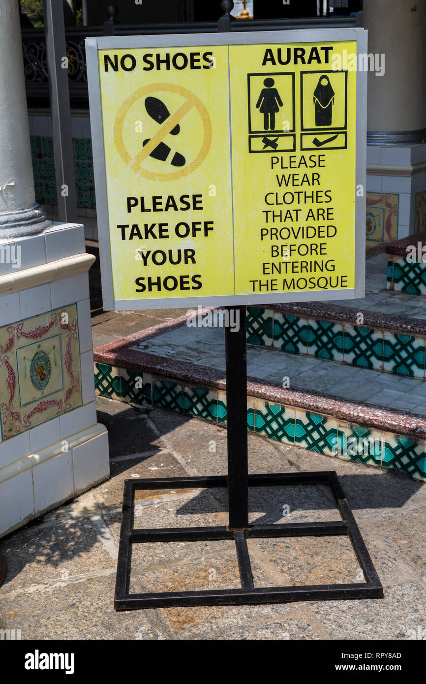 Segno per quanto riguarda abbigliamento e calzature ad ingresso a Kampung  Kling moschea, Masjid Kampung Kling, Melaka, Malaysia Foto stock - Alamy