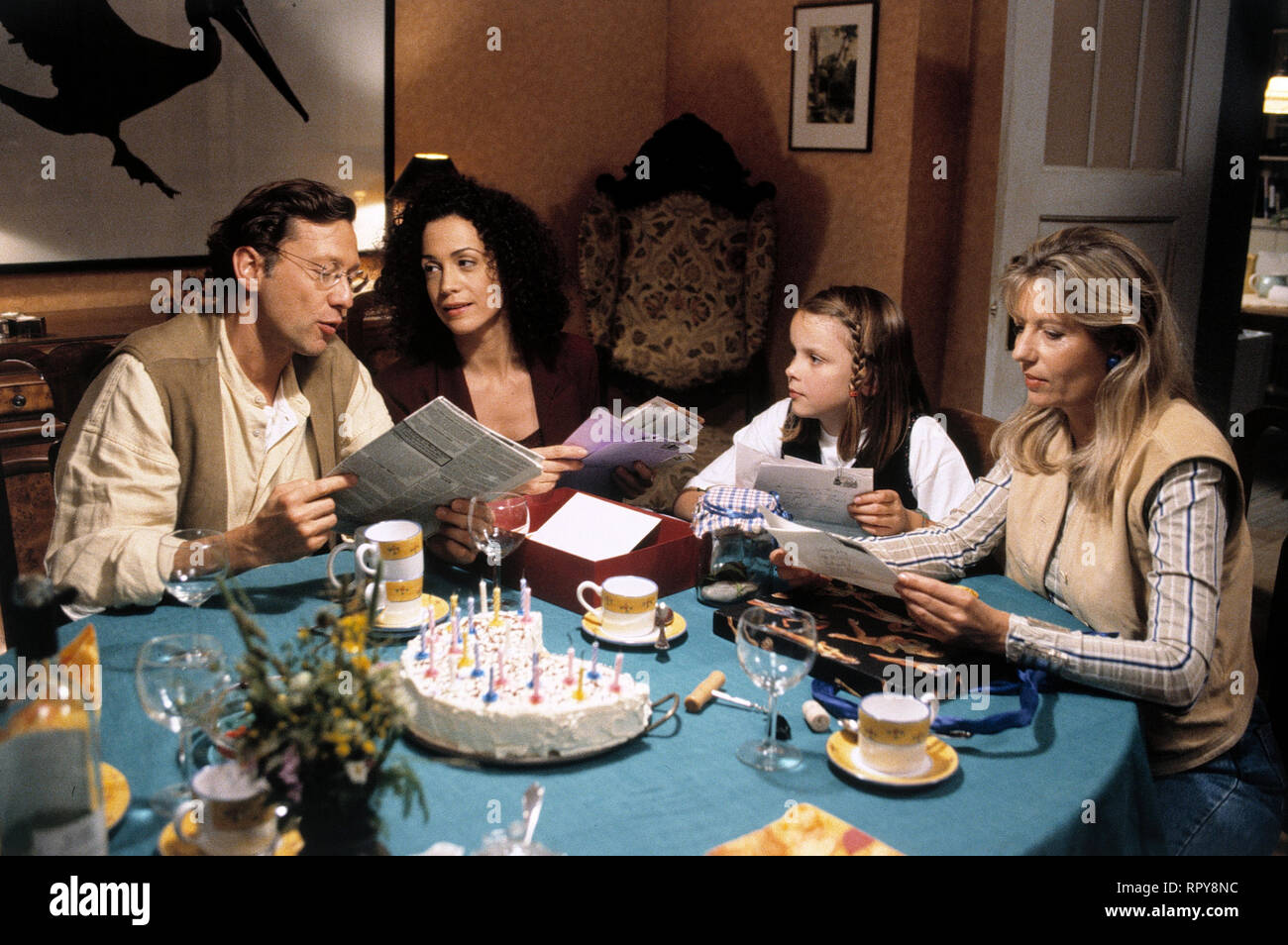 ALTE FREUNDE KÜSST man nicht / D 1995 / Detlef Rönfeldt / STEFAN SCHWARTZ (Simon), BARBARA WUSSOW (Katrin), Antonia REß (Jenny), SABINE POSTEL (Katrins Freundin) in der Komödie: 'Alte Freunde küßt man nicht', 1995. 40135/# / Überschrift: ALTE FREUNDE KÜSST man nicht / D 1995 Foto Stock