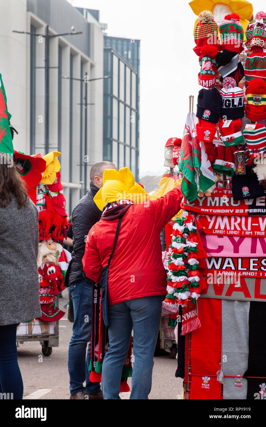 CARDIFF, Regno Unito. Il 23 febbraio 2019. Merchandise bancarelle nel centro di Cardiff, memorabilia di vendita in anticipo di Inghilterra e Galles Sei Nazioni Foto Stock