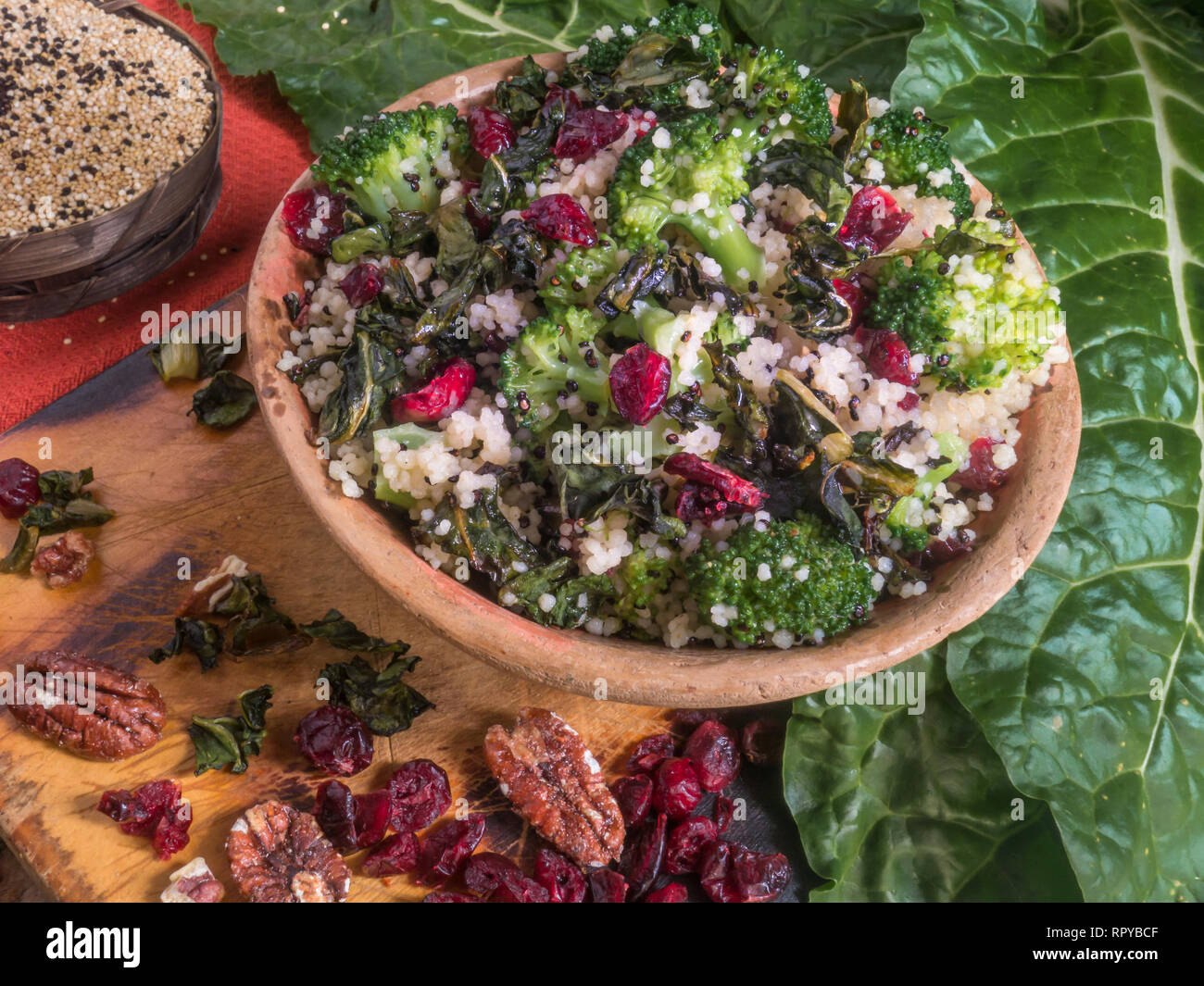 Croccante di Cavolo broccoli e Cous Cous insalata formato orizzontale Foto Stock