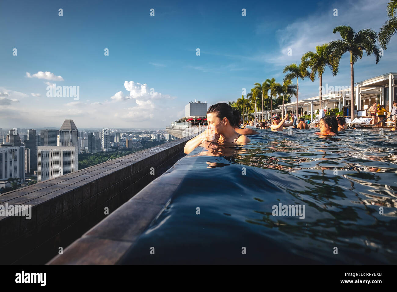 La meravigliosa terrazza sul tetto piscina infinity a Singapore Foto Stock