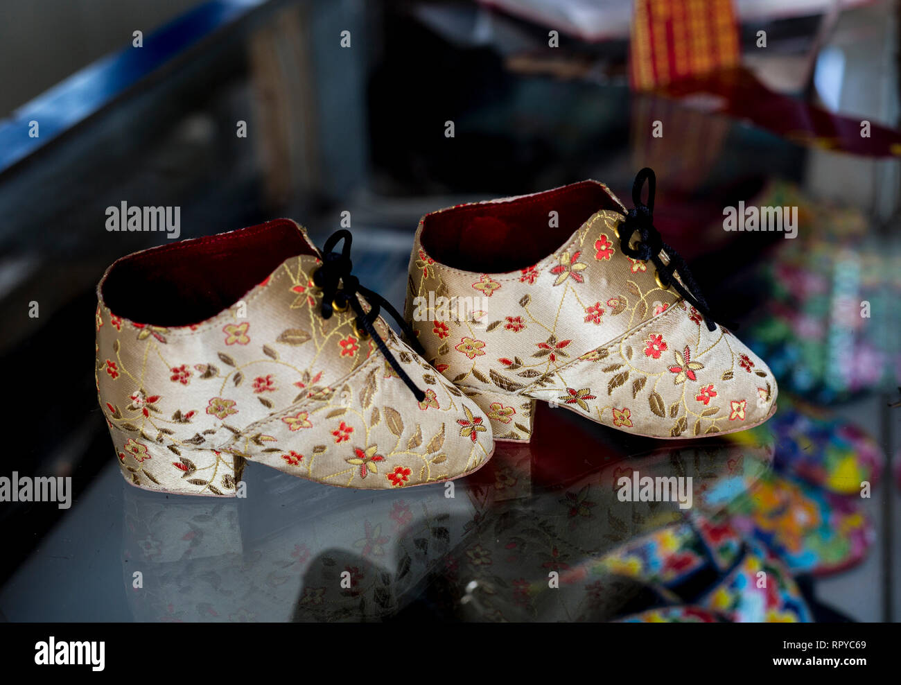 Scarpe in miniatura per i piedi legati, vecchio cinese tradizionale pratica, Melaka, Malaysia. Foto Stock