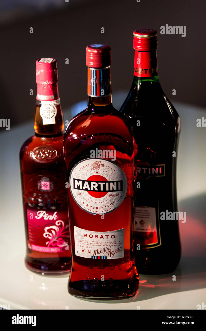 Levent, Istanbul/Turchia - 23 dicembre 2018: Martini Rosso, Martini Rosato  e Porto Rosa Cruz il vino di Porto Foto stock - Alamy