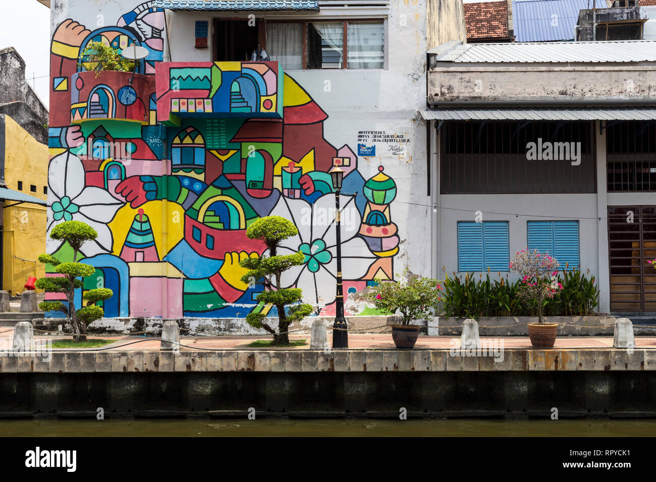 L'arte al muro di un edificio sul lungofiume, Melaka River, Melaka, Malaysia. Foto Stock