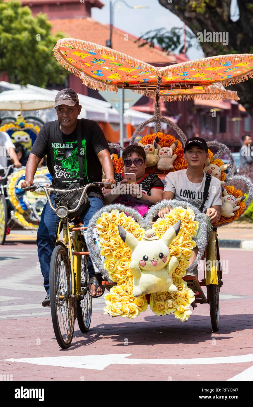 I turisti di equitazione in riscio', Melaka, Malaysia. Foto Stock