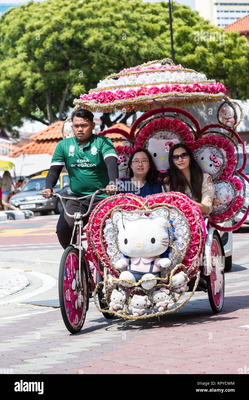 I turisti di equitazione in riscio', Melaka, Malaysia. Foto Stock