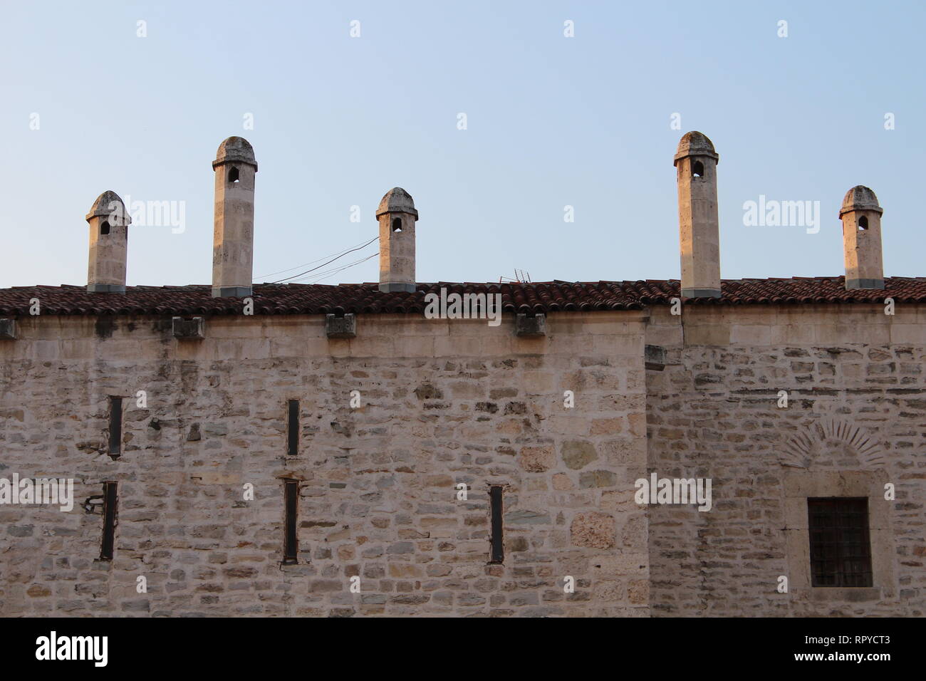 Close-up di facciata e i camini di un epoca Ottomana complesso edilizio a Safranbolu, Turchia. Foto Stock