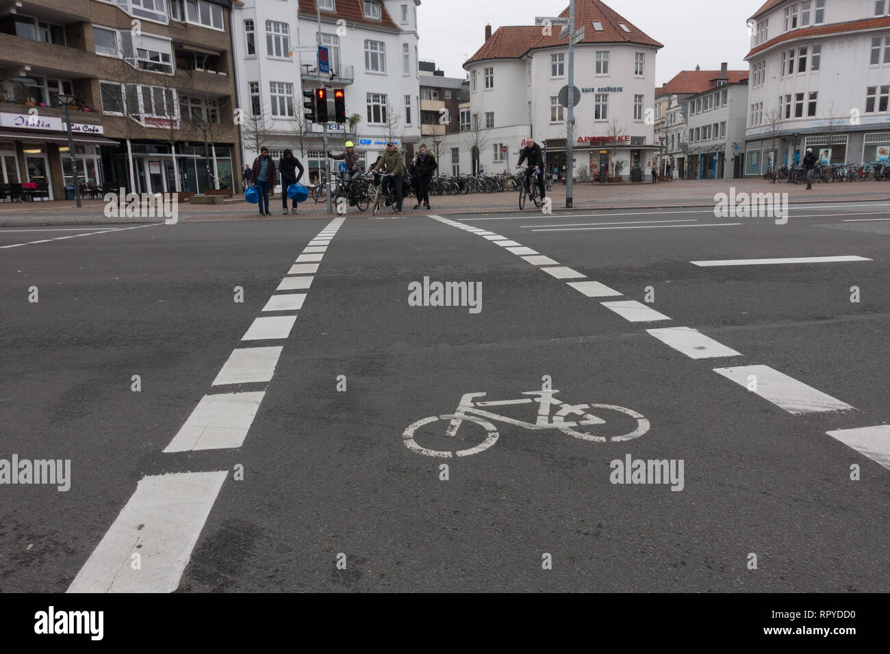 Bicicletta corsia di attraversamento al semaforo. Oldenburg. Bassa Sassonia. Germania Foto Stock