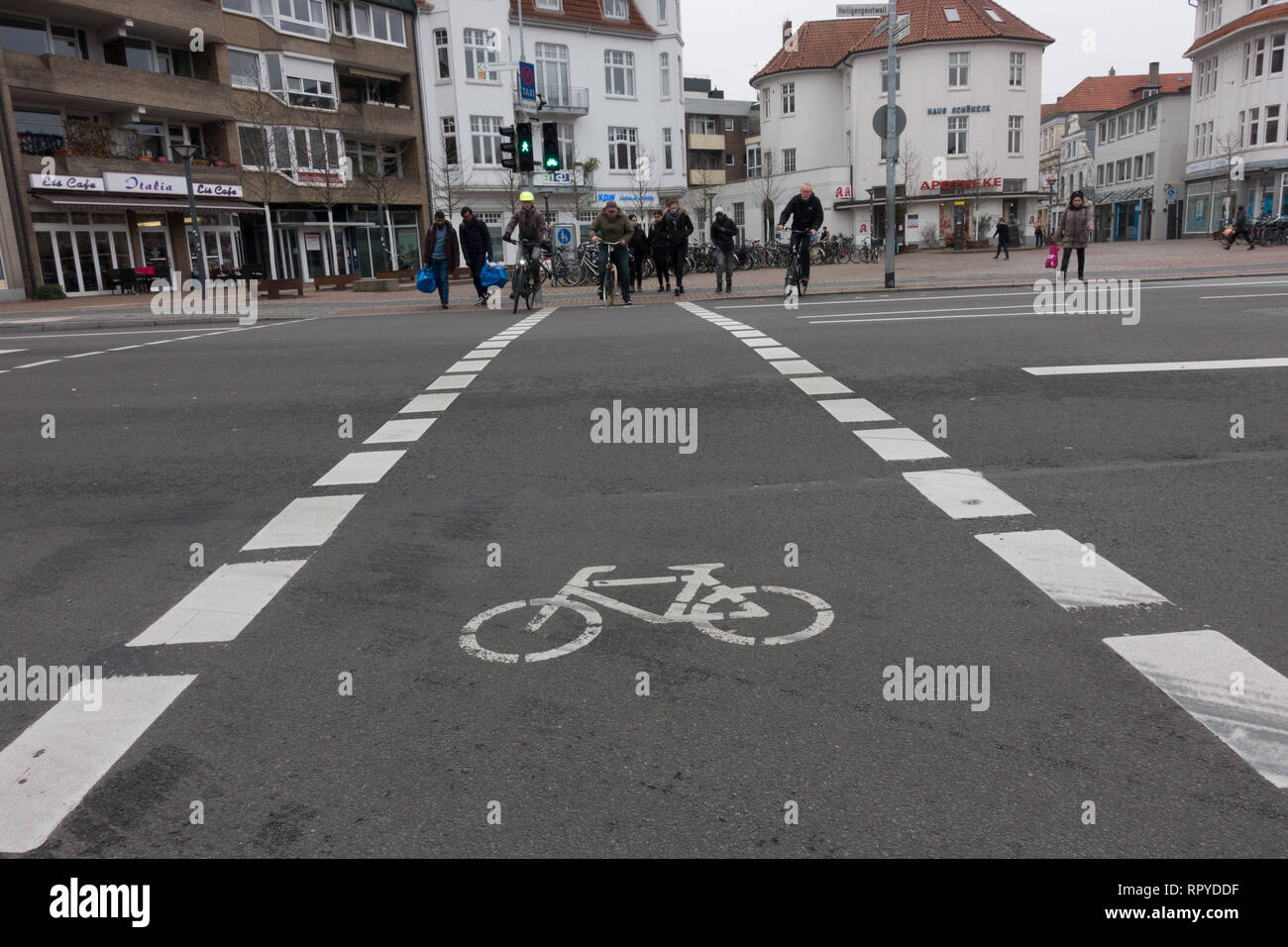 Bicicletta corsia di attraversamento al semaforo. Oldenburg. Bassa Sassonia. Germania Foto Stock