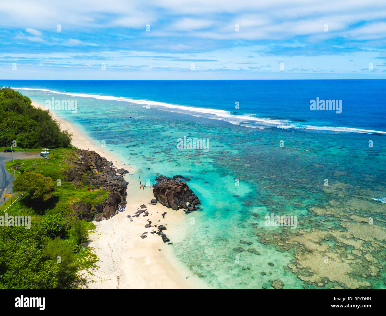 Una veduta aerea di Black Rock Beach a Rarotonga nelle Isole Cook con acqua blu Foto Stock