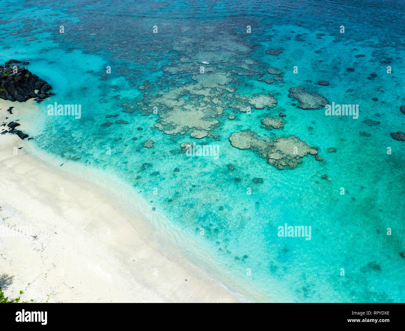 Una veduta aerea di Black Rock Beach a Rarotonga nelle Isole Cook con acqua blu Foto Stock