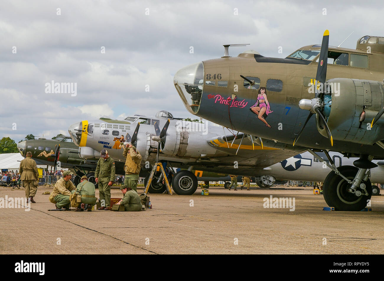 Tre Boeing B-17 della seconda guerra mondiale bombardieri Flying Fortress schierati a Duxford. Bombardieri della seconda Guerra Mondiale allo spettacolo aereo, con i reenattori Foto Stock