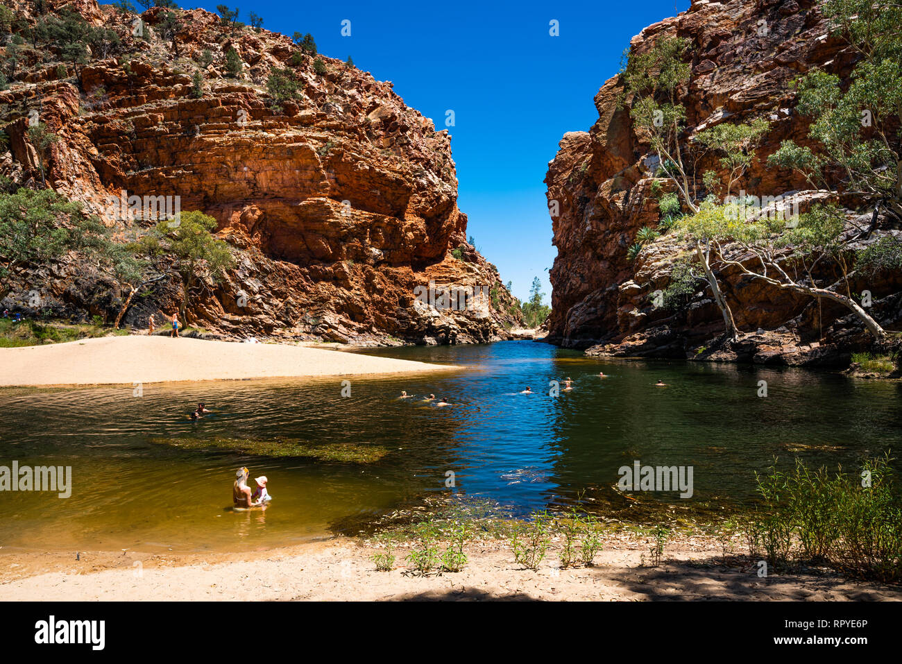 Il 27 dicembre 2018, NT Australia : Persone nuoto in Ellery Creek Big Hole nella Catena Montuosa di West MacDonnell NT outback Australia Foto Stock