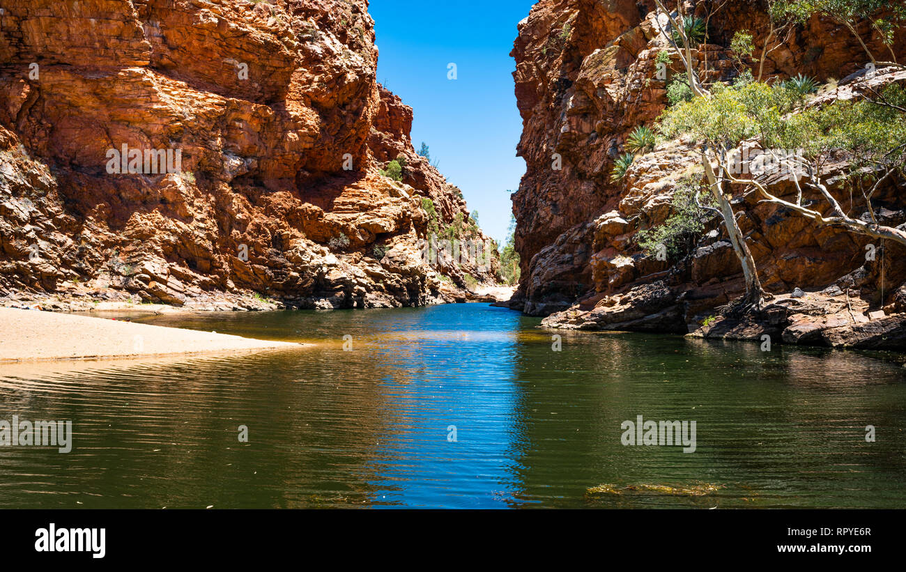 Ellery Creek Big Hole nel West MacDonnell Ranges in NT outback Australia Foto Stock