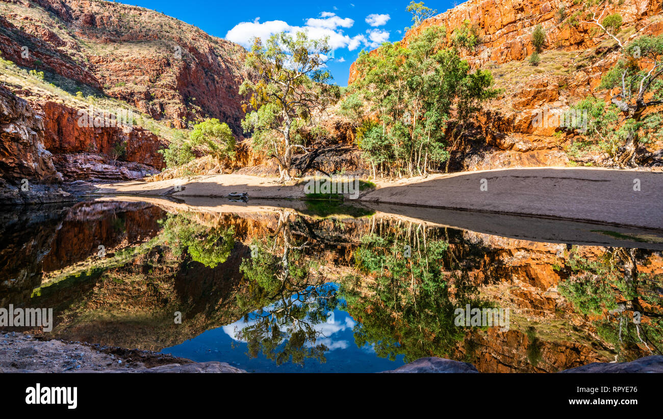 Vista panoramica di Ormiston Gorge foro di acqua nella Catena Montuosa di West MacDonnell NT outback Australia Foto Stock