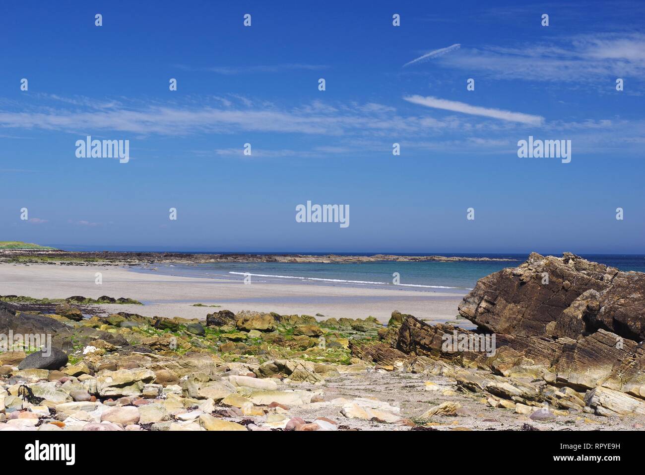 Balcomie Sands Beach e Crail Golf Society su una soleggiata giornata d'estate, Central Plaza Hotel, Fife, Scozia, Regno Unito. Foto Stock