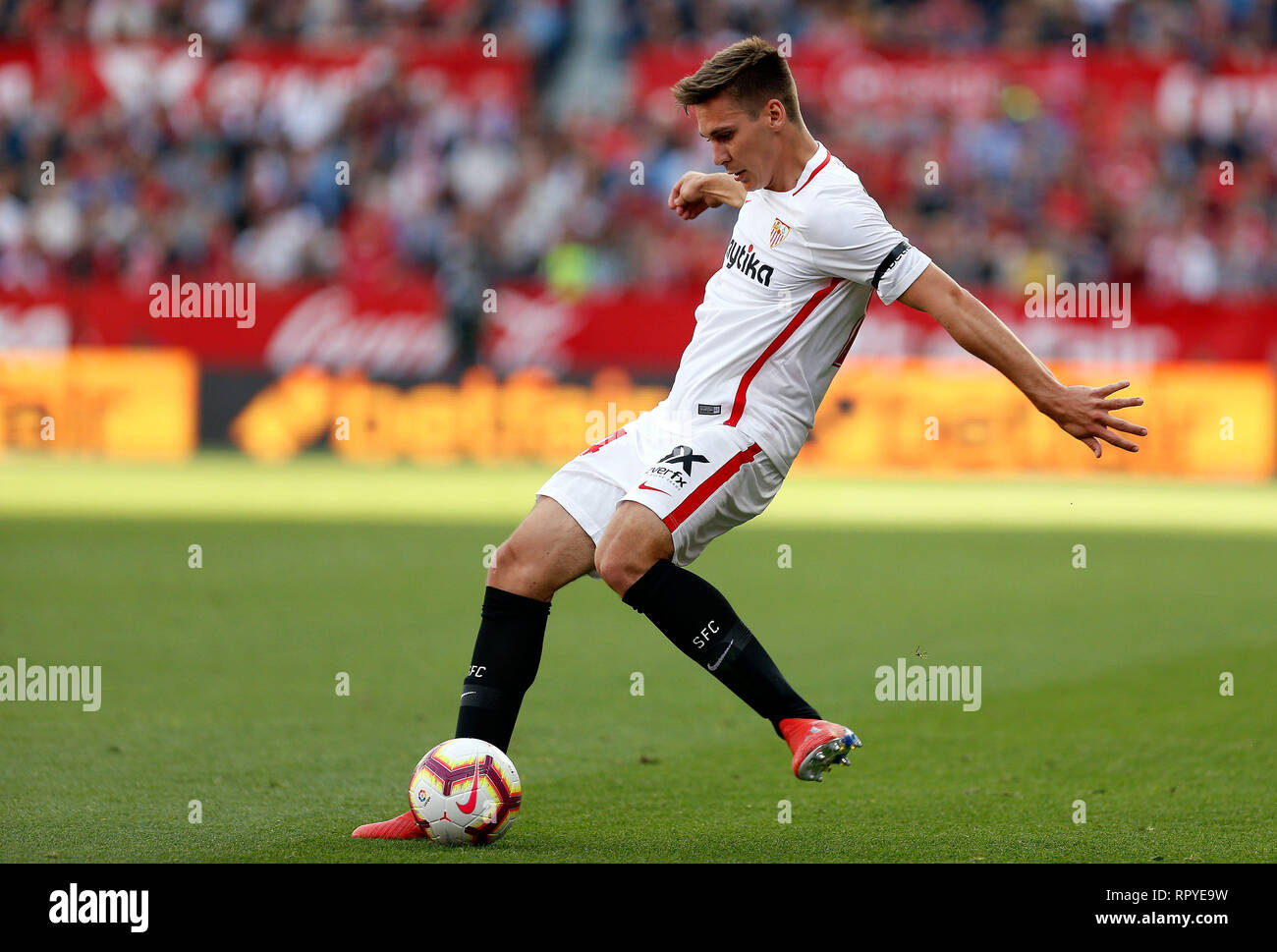 Massimiliano Wober (Sevilla FC) visto in azione durante la Liga match tra Sevilla FC e Futbol Club Barcelona a Estadio Sanchez Pizjuan di Siviglia, Spagna. ( Il punteggio finale; Sevilla FC 2:4 Futbol Club Barcelona ) Foto Stock