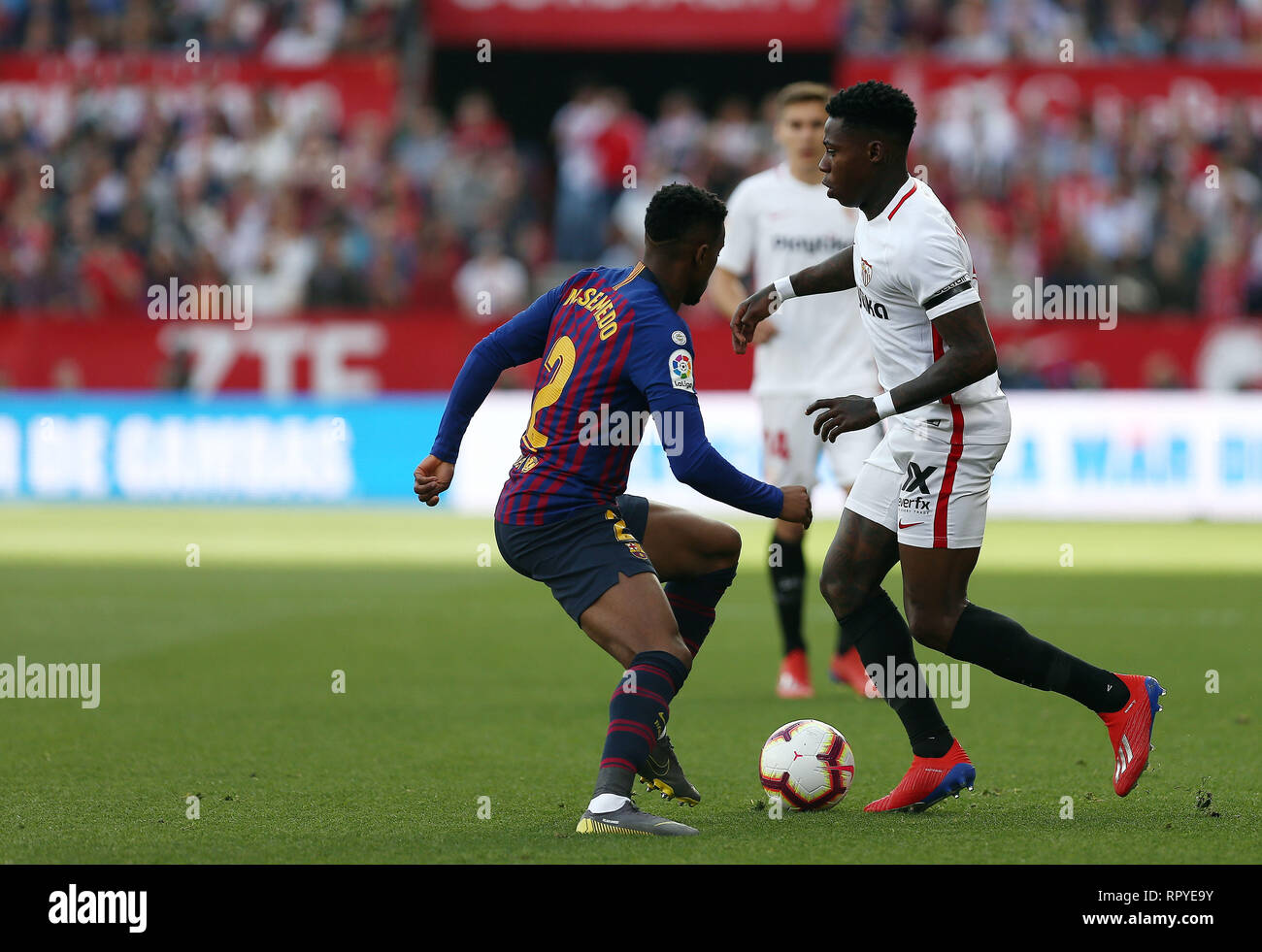 Quincy Promes (Sevilla FC) visto in azione durante la Liga match tra Sevilla FC e Futbol Club Barcelona a Estadio Sanchez Pizjuan di Siviglia, Spagna. ( Il punteggio finale; Sevilla FC 2:4 Futbol Club Barcelona ) Foto Stock