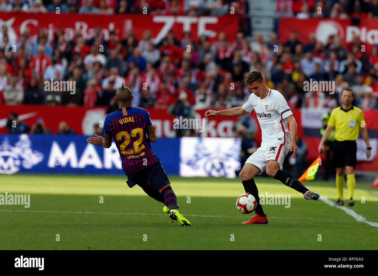 Massimiliano Wober (Sevilla FC) visto in azione durante la Liga match tra Sevilla FC e Futbol Club Barcelona a Estadio Sanchez Pizjuan di Siviglia, Spagna. ( Il punteggio finale; Sevilla FC 2:4 Futbol Club Barcelona ) Foto Stock