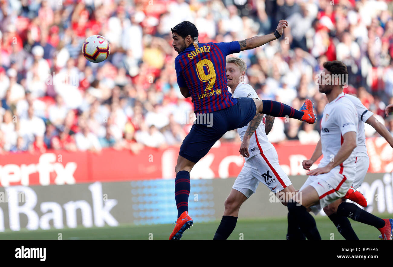 Luis Suarez (FC Barcelona) visto in azione durante la Liga match tra Sevilla FC e Futbol Club Barcelona a Estadio Sanchez Pizjuan di Siviglia, Spagna. ( Il punteggio finale; Sevilla FC 2:4 Futbol Club Barcelona ) Foto Stock