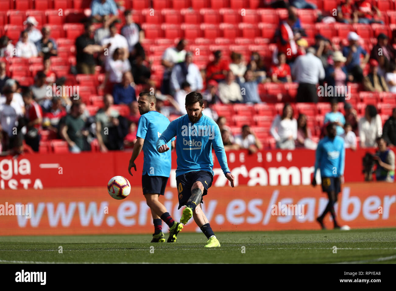 Lionel Messi (FC Barcelona) visto in fase di riscaldamento prima della La Liga match tra Sevilla FC e Futbol Club Barcelona a Estadio Sanchez Pizjuan di Siviglia, Spagna. ( Il punteggio finale; Sevilla FC 2:4 Futbol Club Barcelona ) Foto Stock