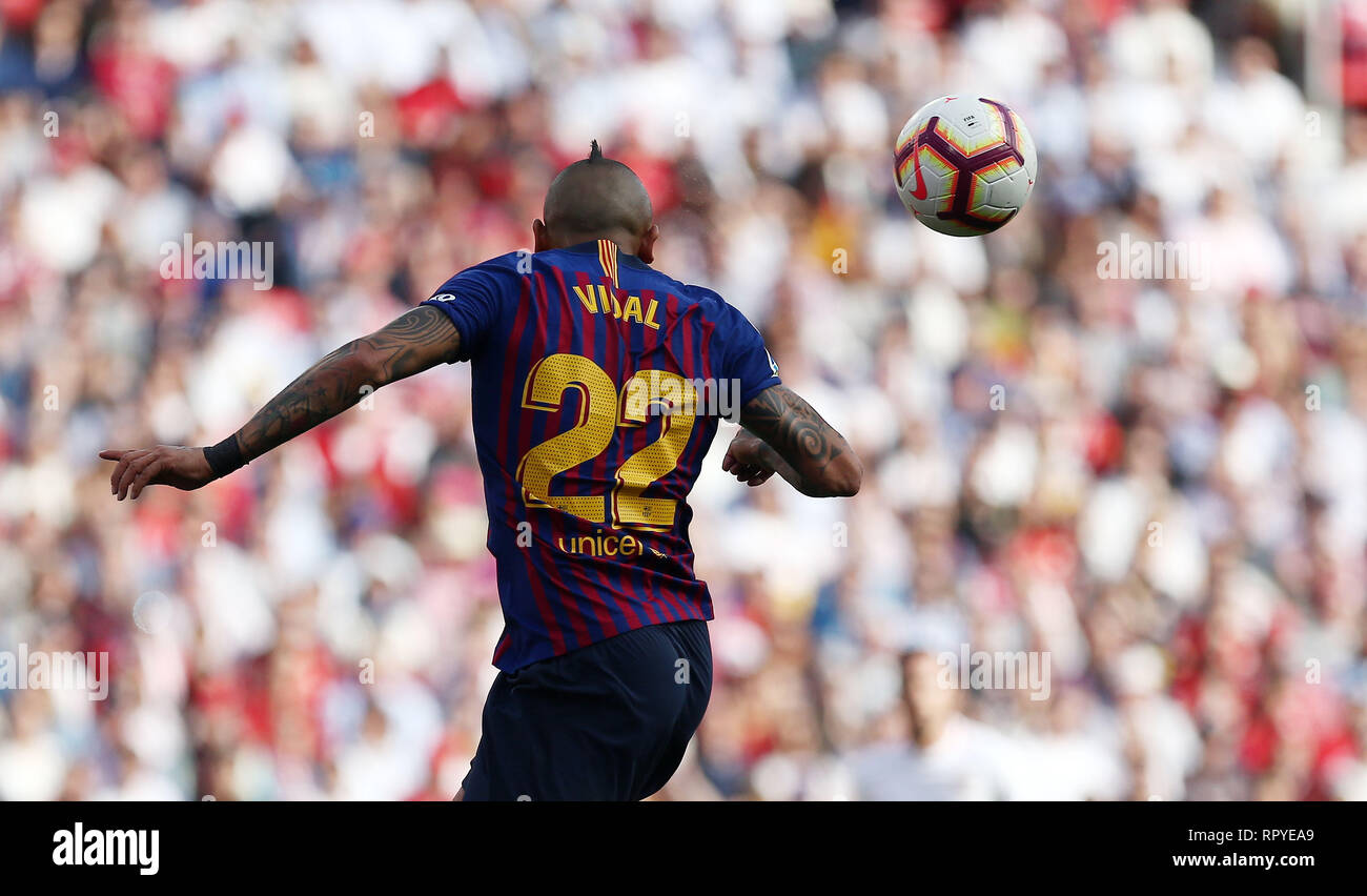 Arturo Vidal (FC Barcelona) visto in azione durante la Liga match tra Sevilla FC e Futbol Club Barcelona a Estadio Sanchez Pizjuan di Siviglia, Spagna. ( Il punteggio finale; Sevilla FC 2:4 Futbol Club Barcelona ) Foto Stock