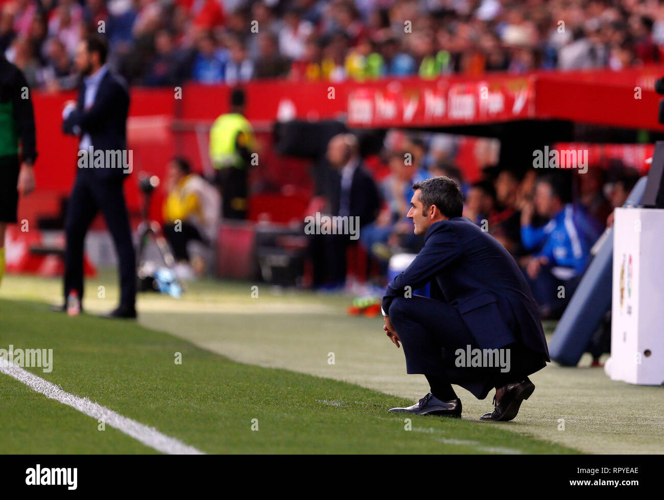 Ernesto Valverde (FC Barcelona) visto in azione durante la Liga match tra Sevilla FC e Futbol Club Barcelona a Estadio Sanchez Pizjuan di Siviglia, Spagna. ( Il punteggio finale; Sevilla FC 2:4 Futbol Club Barcelona ) Foto Stock