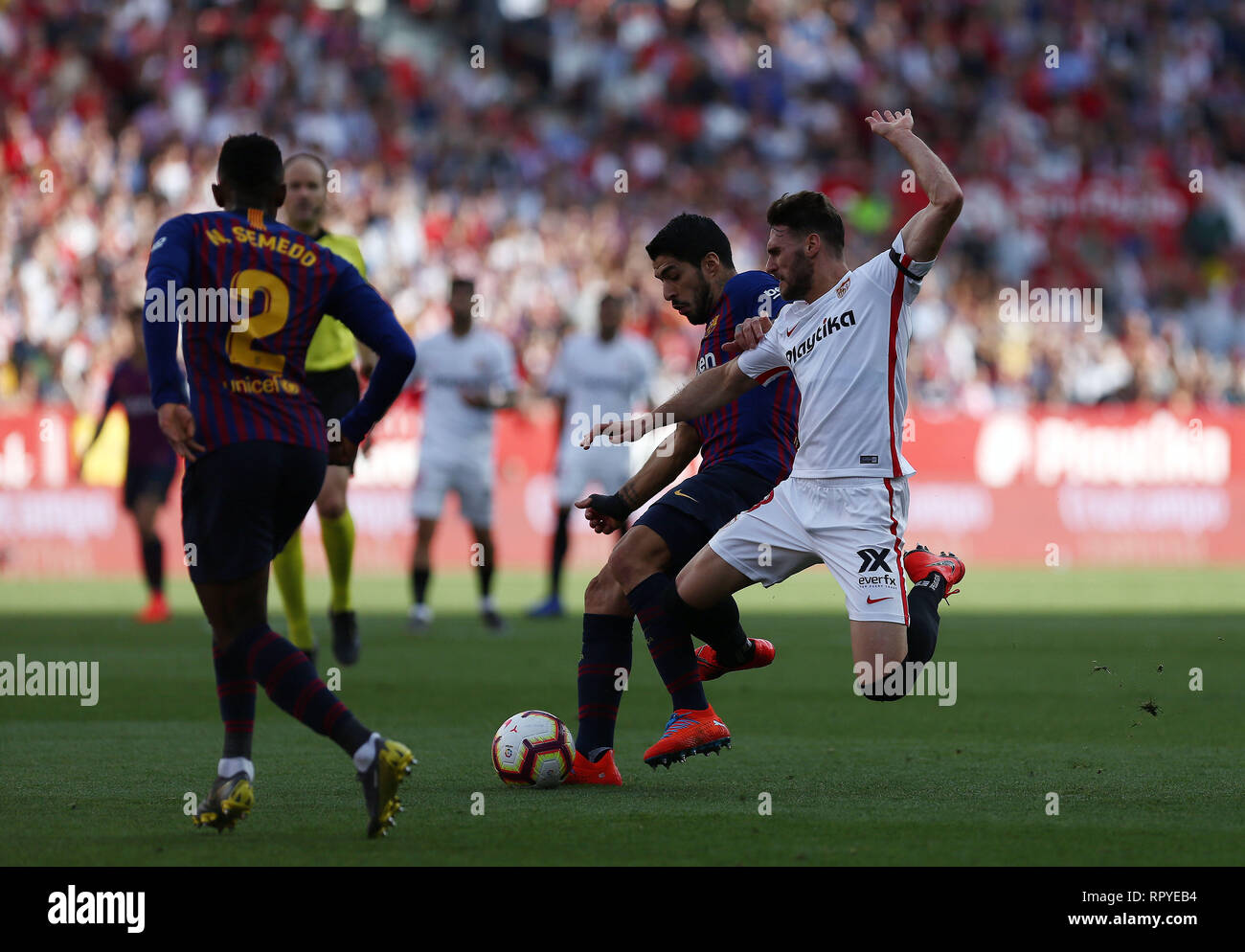 Sergi Gomez (Sevilla FC) e Luis Suarez (FC Barcellona) sono visto in azione durante la Liga match tra Sevilla FC e Futbol Club Barcelona a Estadio Sanchez Pizjuan di Siviglia, Spagna. ( Il punteggio finale; Sevilla FC 2:4 Futbol Club Barcelona ) Foto Stock