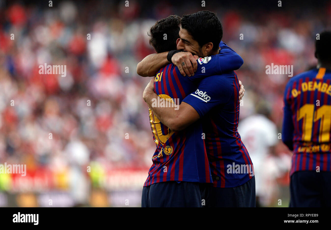 Luis Suarez (FC Barcelona) e Lionel Messi (FC Barcellona) sono visto celebrare dopo un goal durante la Liga match tra Sevilla FC e Futbol Club Barcelona a Estadio Sanchez Pizjuan di Siviglia, Spagna. ( Il punteggio finale; Sevilla FC 2:4 Futbol Club Barcelona ) Foto Stock