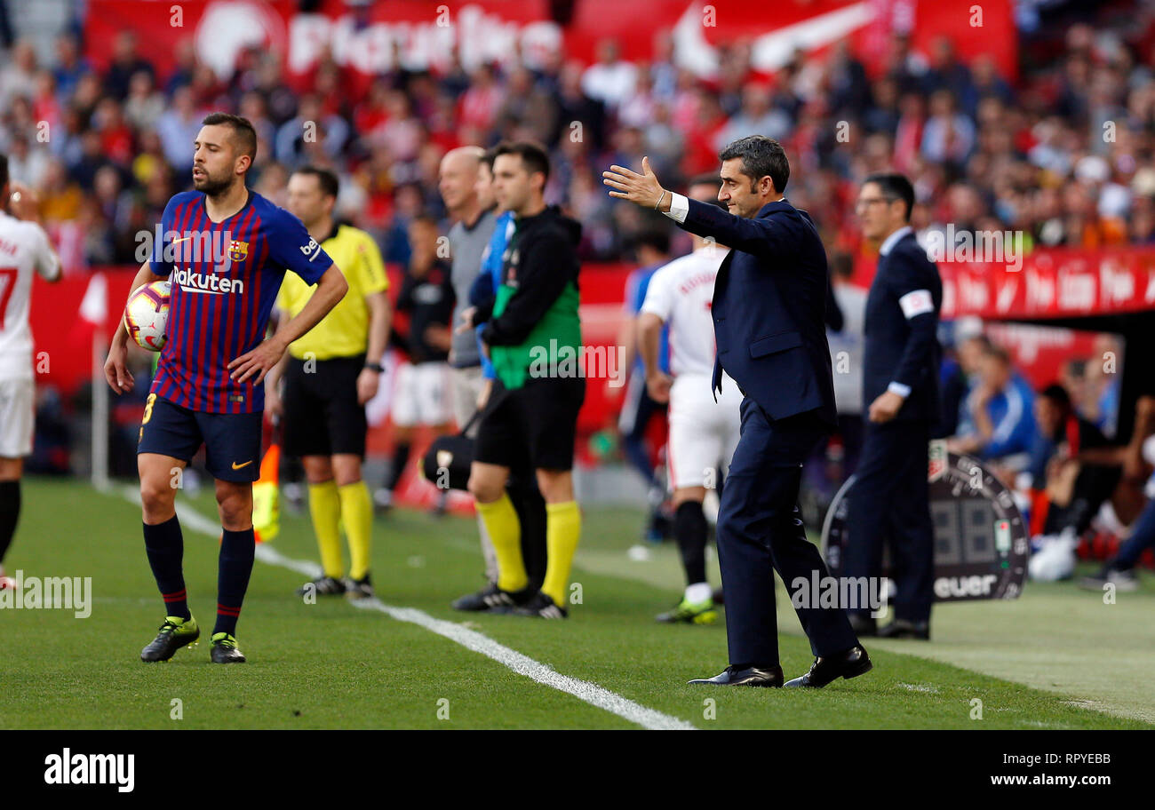 Ernesto Valverde (FC Barcelona) visto in azione durante la Liga match tra Sevilla FC e Futbol Club Barcelona a Estadio Sanchez Pizjuan di Siviglia, Spagna. ( Il punteggio finale; Sevilla FC 2:4 Futbol Club Barcelona ) Foto Stock