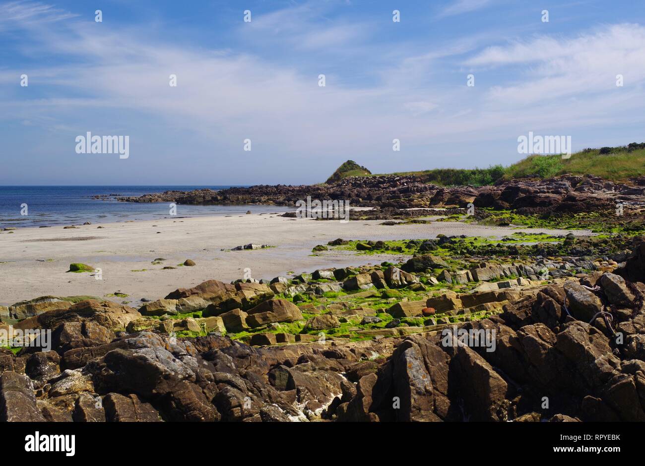 Balcomie Sands Beach e Crail Golf Society su una soleggiata giornata d'estate, Central Plaza Hotel, Fife, Scozia, Regno Unito. Foto Stock