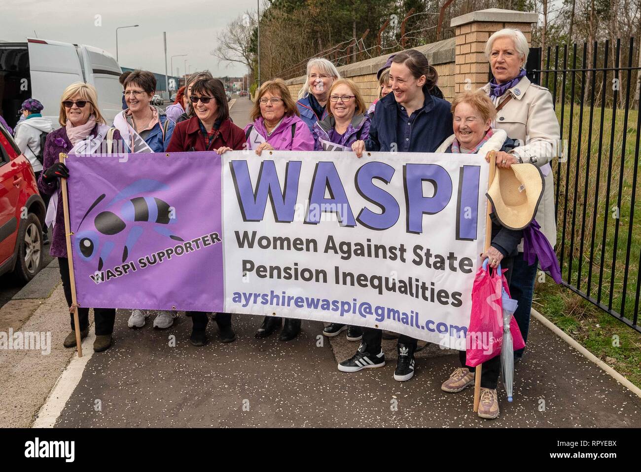 SNP MP Mhairi nero è visto tenendo un banner con altri manifestanti durante la dimostrazione. I manifestanti di tutta la Scozia ha preso parte ad una manifestazione di protesta contro le modifiche in pensione statale per le donne. WASPI (Donne contro la pensione statale ingiustizia) e molti altri gruppi sono scesi in piazza a protestare su di esso. Foto Stock