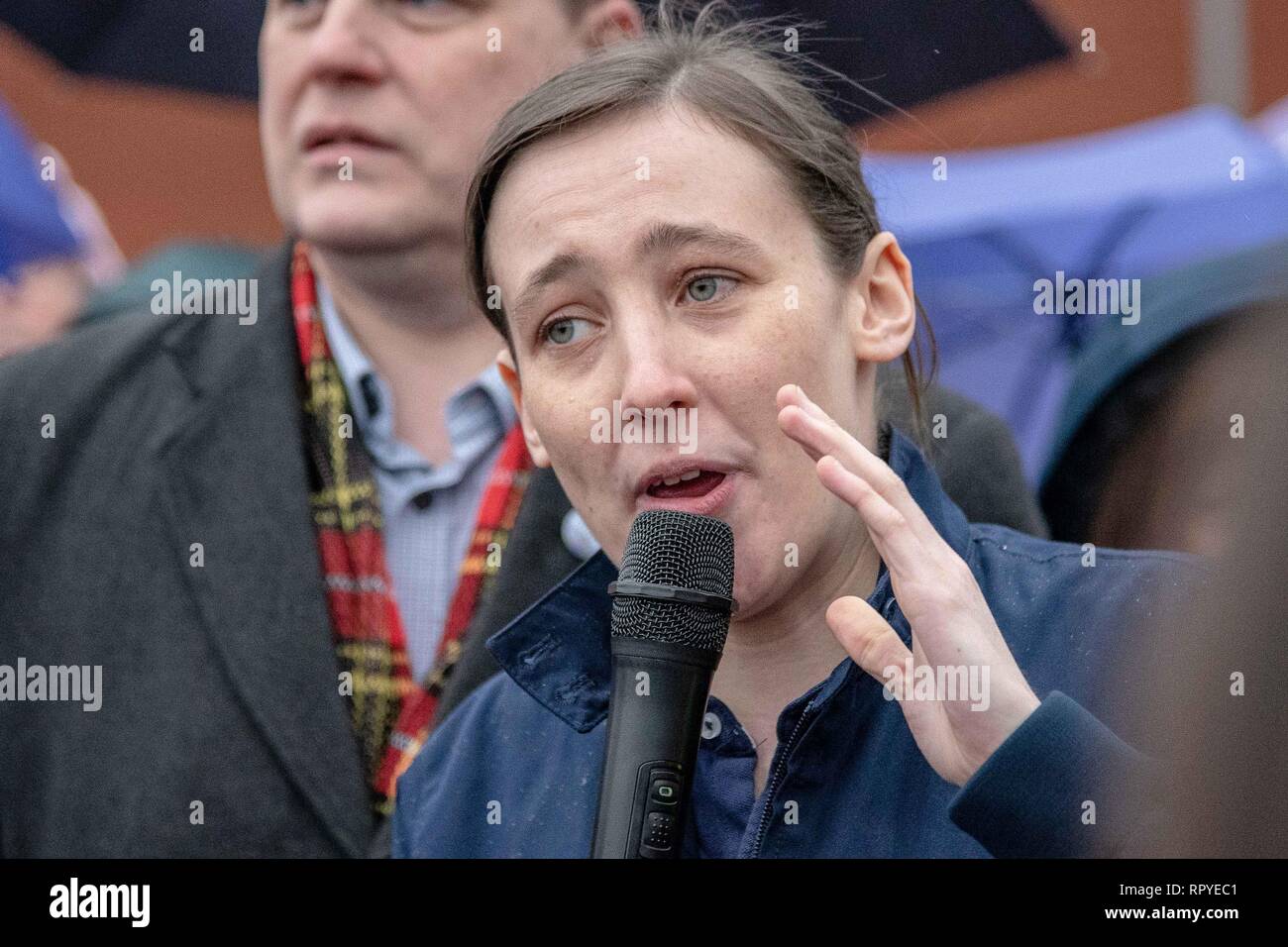 Mhairi SNP nero MP è visto dare un discorso alla folla durante la dimostrazione. I manifestanti di tutta la Scozia ha preso parte ad una manifestazione di protesta contro le modifiche in pensione statale per le donne. WASPI (Donne contro la pensione statale ingiustizia) e molti altri gruppi sono scesi in piazza a protestare su di esso. Foto Stock