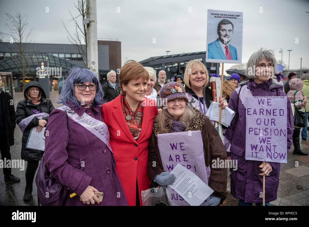 Nicola storione e un gruppo di manifestanti visto che posano per una media durante la dimostrazione. I manifestanti di tutta la Scozia ha preso parte ad una manifestazione di protesta contro le modifiche in pensione statale per le donne. WASPI (Donne contro la pensione statale ingiustizia) e molti altri gruppi sono scesi in piazza a protestare su di esso. Foto Stock