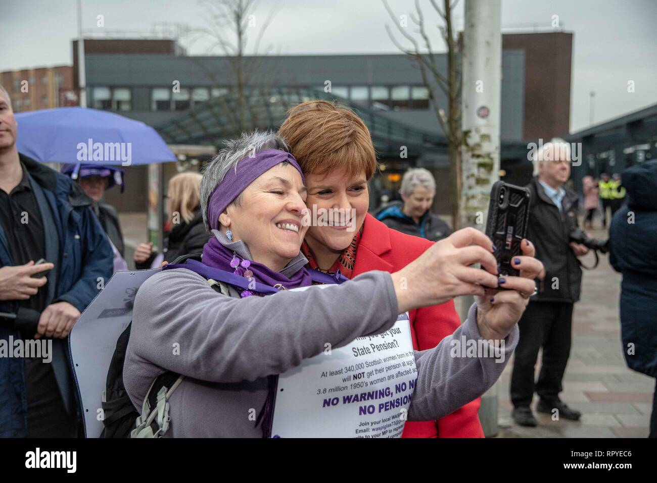 Nicola lo storione è visto prendendo un selfie con un manifestante durante la dimostrazione. I manifestanti di tutta la Scozia ha preso parte ad una manifestazione di protesta contro le modifiche in pensione statale per le donne. WASPI (Donne contro la pensione statale ingiustizia) e molti altri gruppi sono scesi in piazza a protestare su di esso. Foto Stock