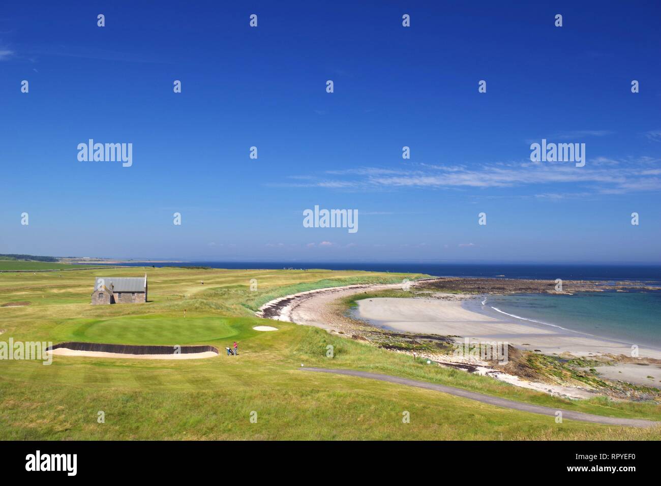 Balcomie Sands Beach e Crail Golf Society su una soleggiata giornata d'estate, Central Plaza Hotel, Fife, Scozia, Regno Unito. Foto Stock