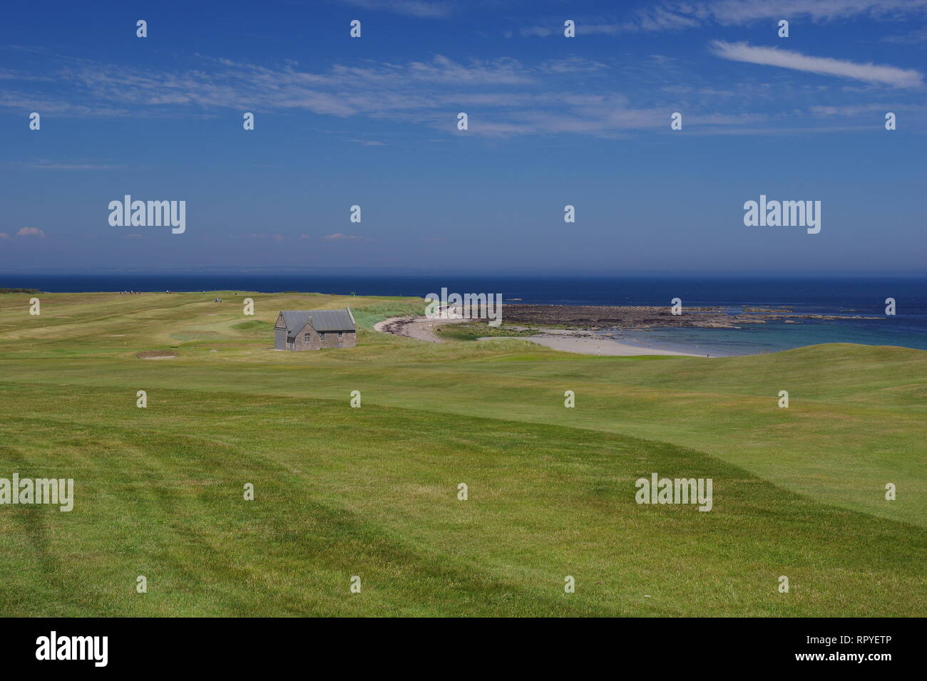 Balcomie Sands Beach e Crail Golf Society su una soleggiata giornata d'estate, Central Plaza Hotel, Fife, Scozia, Regno Unito. Foto Stock