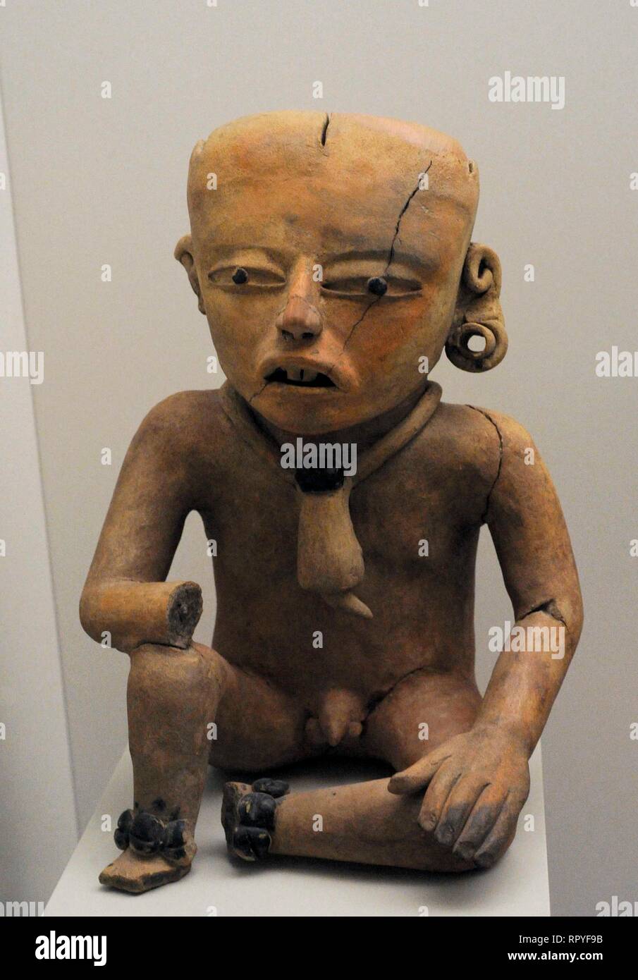 La Figura masculina sedente. Cerámica. Cultura El Tajín. Este Remojadas Superior I y II, Período Clásica Medio (400-700 d. C). México. Costa del Golfo. Museo de América. Madrid. España. Foto Stock