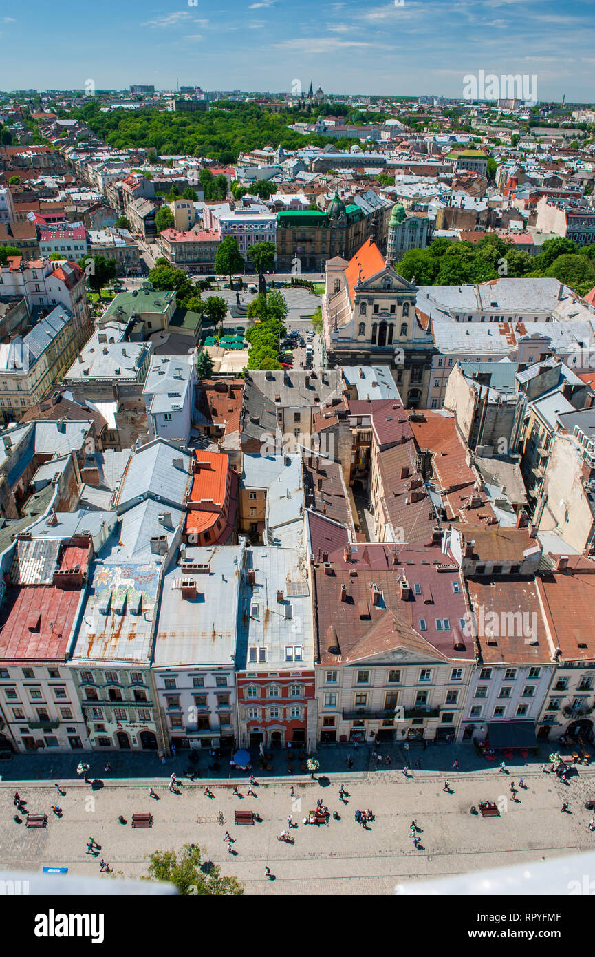 La vista sul centro storico dalla torre dell'orologio sulla Piazza del Mercato nel centro di Lviv, Ucraina. Foto Stock