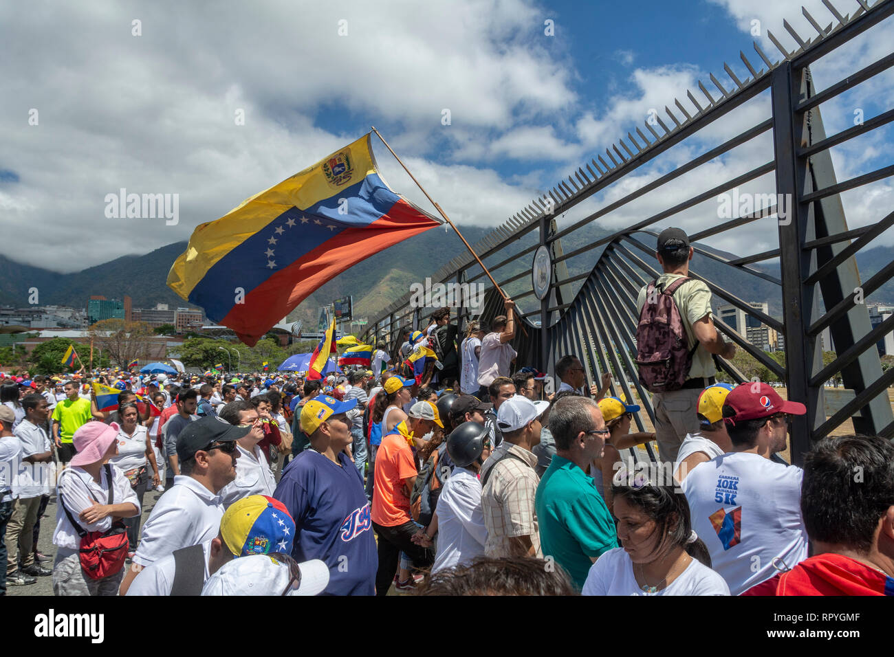 I cittadini di Caracas si sono riuniti a La Carlota air base per chiedere le forze armate per consentire aiuti umanitari in Venezuela e deporre le armi f Foto Stock