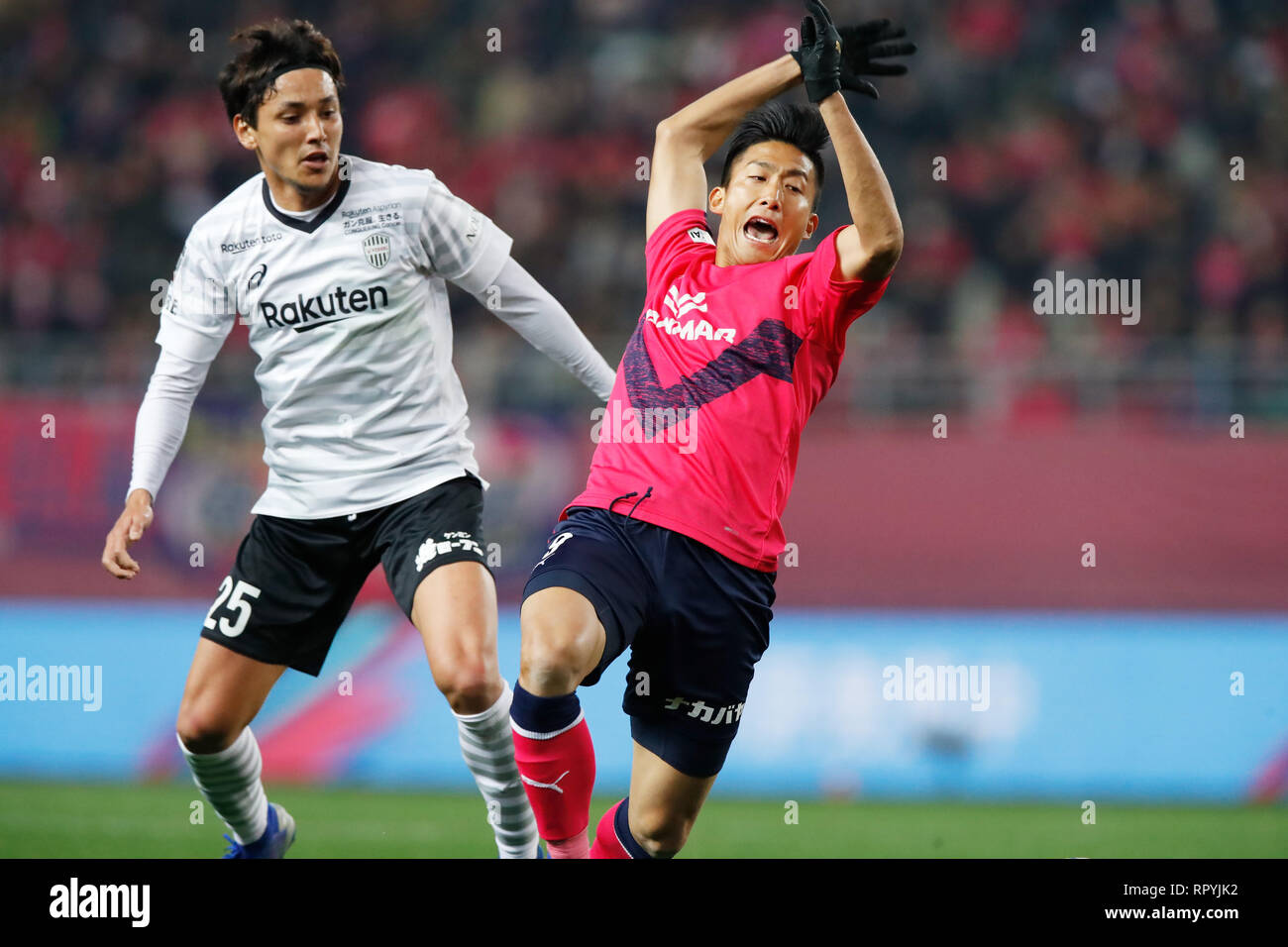 Osaka, Giappone. Il 22 febbraio, 2019. (L a R) Leo Osaki (Vissel), Ken Tokura (Cerezo) Calcio/Calcetto : 2019 J1 League match tra Cerezo Osaka 1-0 Vissel Kobe a Yanmar Stadium Nagai di Osaka in Giappone . Credito: Naoki Morita AFLO/sport/Alamy Live News Foto Stock